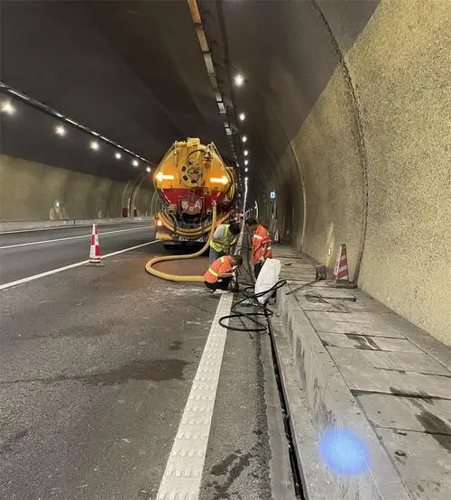 龙湾隧道排水渠清淤